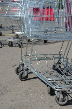 Süpermarket El Arabası Marketi. Açık hava parkında süpermarket alışveriş arabaları. Güneşli bir yaz gününde boş metal arabalar. Hiç kimse olmadan. Seçici odak.