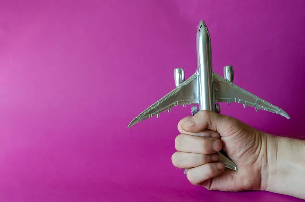 Model Passenger Plane Man Hand Hand Holds Silver Plane Securely — Stock Photo, Image