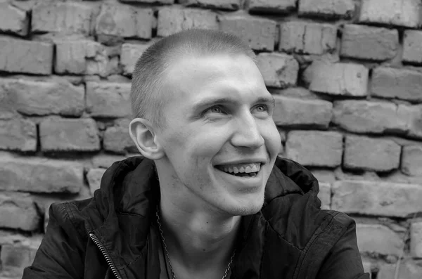 屋外で笑って若い男の黒と白の肖像画 短いブロンドの髪を持つ21歳の男性 ライフスタイル — ストック写真