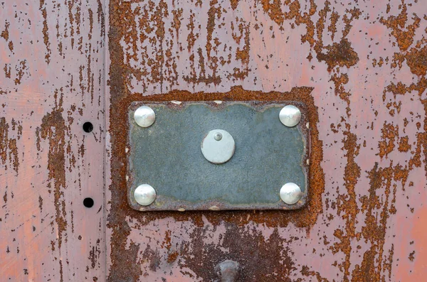 Dikdörtgen Plakalı Paslı Metal Levha Kırmızı Metal Arka Plan Soyulmuş — Stok fotoğraf