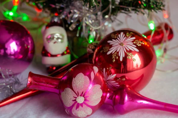 Close Van Vintage Glazen Kerstboom Decoraties Verschillende Willekeurige Kerstversieringen Tafel — Stockfoto