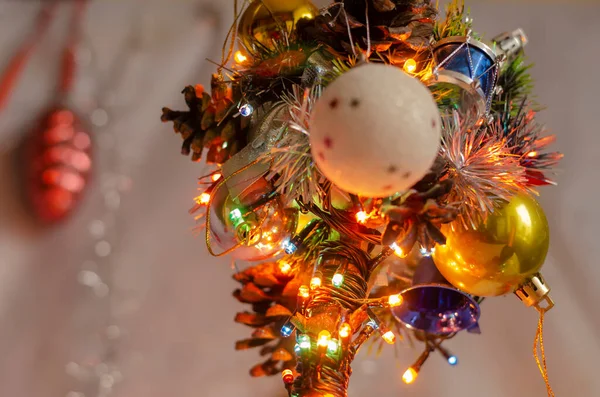 Decoratieve Kerstboom Met Kerstversieringen Focus Geen Focus Een Feestelijke Sfeer — Stockfoto