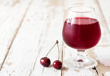 Kırmızı içecek ve olgunlaşmış kiraz meyveleri