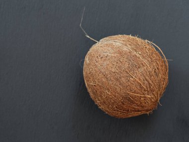 Hindistan cevizi meyveleri siyah masanın üstünde. Kopyalama alanı olan üst görünüm,