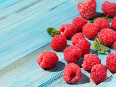 kopya alanı ile mavi ahşap rustik masa üzerinde taze ahududu