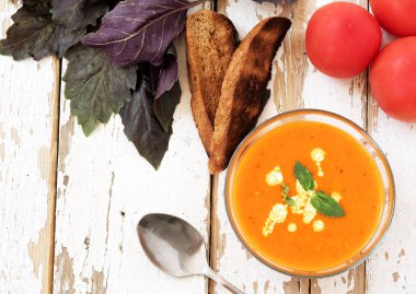 Tahta masada domates çorbası.