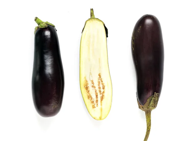 Eggplant izolovaný na bílém pozadí. Na plátky lilků. Pohled shora. Plochá ležela — Stock fotografie