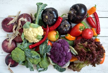 Bahçeden taze sebzeler. Hasat. Mevsim sebzeleri. Sebzeler ahşap beyaz bir arka plan üzerinde yer almaktadır. Yukarıdan görüntüle.