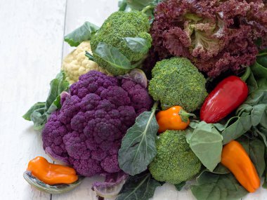 Bahçeden taze sebzeler. Hasat. Mevsim sebzeleri. Sebzeler ahşap beyaz bir arka plan üzerinde yer almaktadır. Close.