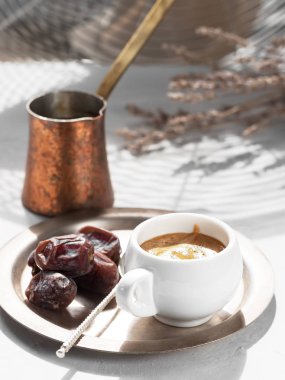 Aromatik kahve ve vintage bir metal çanak oryantal tarihler. Yakınlarda bakır bir cezve var. Close.