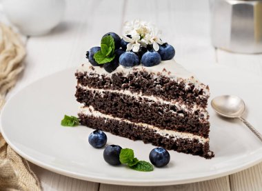 Yaban mersinli ve nane yapraklı ekşi kremalı ev yapımı vişneli pasta. Kahve demliği ve bir fincan kahve, kahvaltı zamanı. Sibirya geleneksel bahar pastası