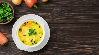 Ahşap arka planda tavuk çorbası, üst manzara. Sağlıklı sağlıklı yiyecekler. Üst görünüm, alanı kopyala