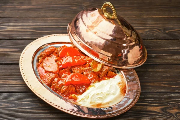 Iskander Kebab是土耳其的一道菜 在传统的铜盘面包店Sahan Kayik上有肉 香料和蔬菜 木制黑桌 — 图库照片