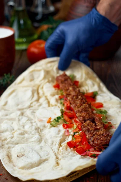 Processus Fabrication Adana Kebab Durum Kebab Par Chef Rouleau Kebab — Photo
