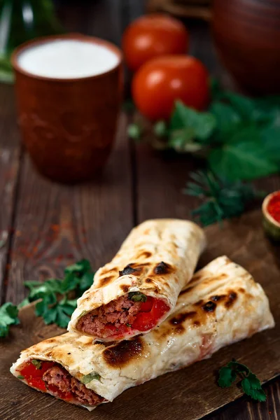 Adana Kebab Gotowane Danie Drewnianym Tle Shish Pomidorami Pita Warzywami — Zdjęcie stockowe