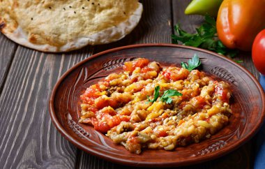 Türkçe ya da Kafkas mutfağı yemeği (Abu Ganush, Baba Ganush, Ajapsandali). Izgara sebze, soyulmuş, doğranmış, zeytinyağıyla karıştırılmış. Etli ana yemek için vejetaryen yemeği ya da sos, yakın çekim.