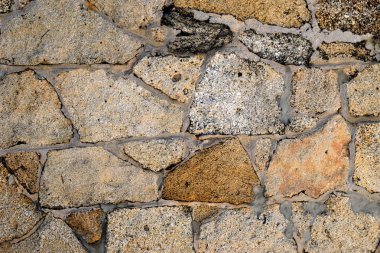 Taş duvar açıkça basit teknoloji üzerine inşa değil.