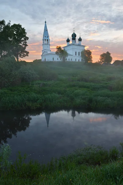 Схід Сонця Маленькому Селі Osenevo Kazanska Церква Відображає Воді Річки — стокове фото