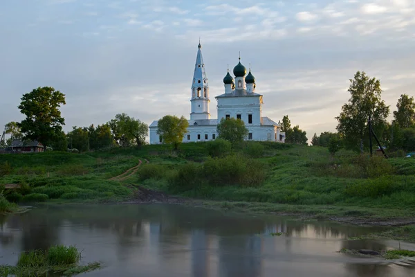 Схід Сонця Маленькому Селі Osenevo Kazanska Церква Відображає Воді Річки — стокове фото