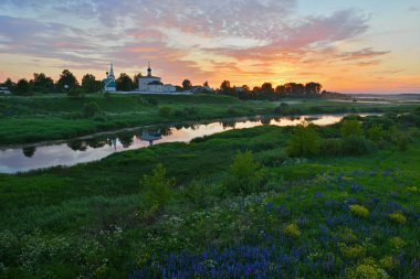 Kideksha Köyü manzara. Boris kilise ve Gleb Nerl nehir kıyısında görüntüleyin. Rusya, 1152 inşa edilmiş en eski Kilisesi biridir.