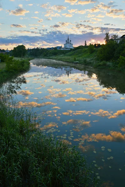 Suzdal şehir manzara. Altın yüzük Rusya'nın rota, ünlü turistik bir mücevher olduğunu. Alexandrovsky manastıra Kamenka nehir kıyısında görüntülemek.