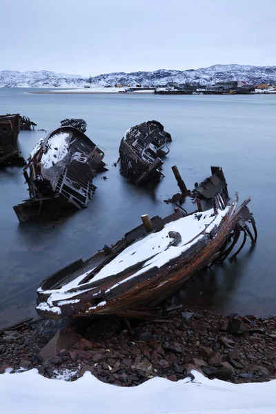 Barents Denizi Kayalık Sahilinde Eski Gemi Mezarlığı — Stok fotoğraf