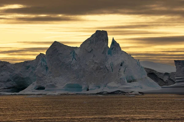 Huge Iceberg Melting Disco Bay Nearby Greenland Shoreline — Stock Photo, Image