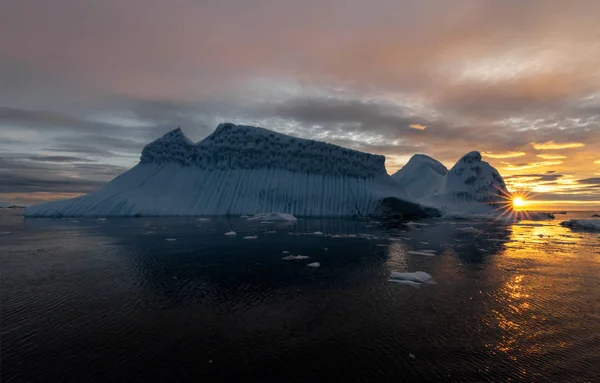 Huge Iceberg Melting Disco Bay Nearby Greenland Shoreline — Stock Photo, Image