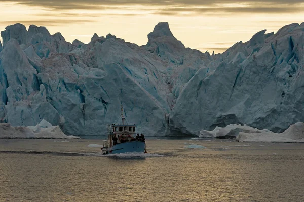 Illulisat Disco Bay Greenland 2019年9月22日 在格陵兰Ilulissat附近的Disko湾的探险船 该网站是观看鲸鱼和冰山探险的首选地点 — 图库照片