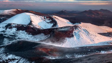 Rusya 'nın Kamçatka Bölgesi' nin güney kesimindeki Tolbachik stratovolcano cinder konisi. Ulusal parkın bir parçası olarak Kamçatka yarımadasının en popüler yanardağlarından biridir.. 