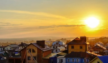 Rusya'da Volga Nehri üzerinde iskelede akşam