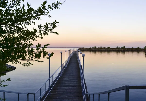 Rusya'da Volga Nehri üzerinde iskelede akşam