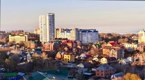 Вечером Пирсе Волге России — стоковое фото