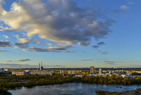 Rusya'da Volga Nehri üzerinde iskelede akşam