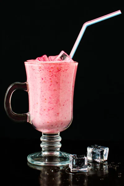 Milkshake Bagas Fundo Preto Bebida Saudável Copo Smoothies — Fotografia de Stock