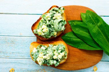 Ramson ve yumurta ile Brusquets
