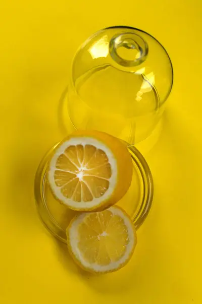 Limão Limonnitsey Vidro Fundo Amarelo — Fotografia de Stock