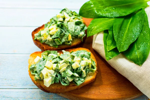 Ramson ve yumurta ile Brusquets