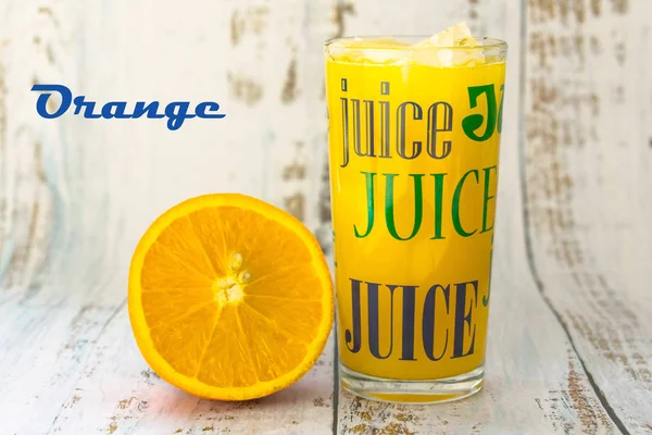 Een Glas Jus Orange Met Ijs Een Lichte Houten Achtergrond — Stockfoto
