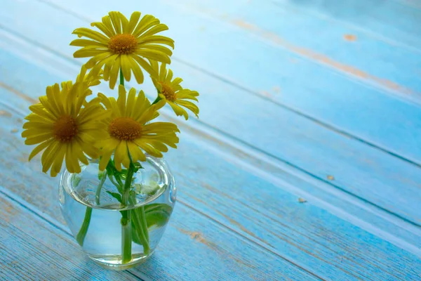 Yellow Daisies Small Vase Blue Wooden Table Copy Space — Stock Photo, Image