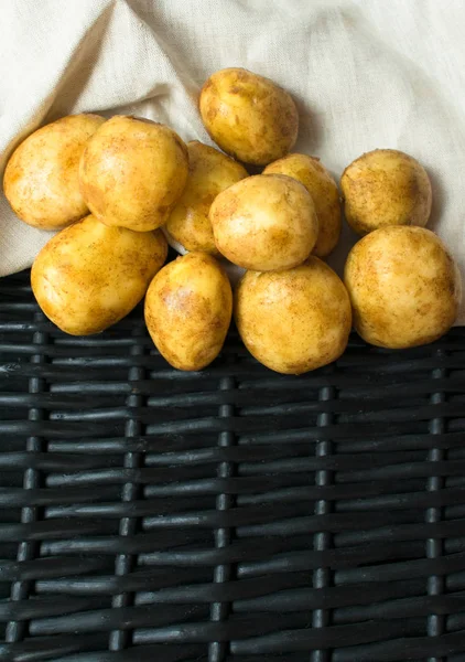 siyah sepet ve peçete karşı patates.siyah bir sepet ve peçete karşı.