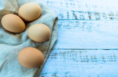 Hafif masa ve peçete üzerinde tavuk yumurtası. Boşluk Kopyala