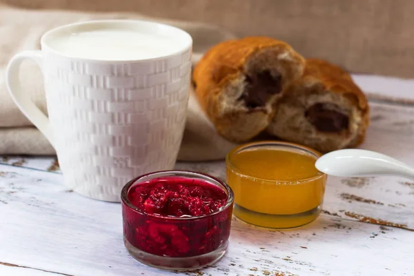 Eine Tasse Milchcroissants Und Marmelade Und Honig Frühstück — Stockfoto