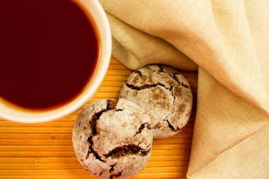 Masada taze çavdar ekmeği var. Yukarıdan görüntüle.
