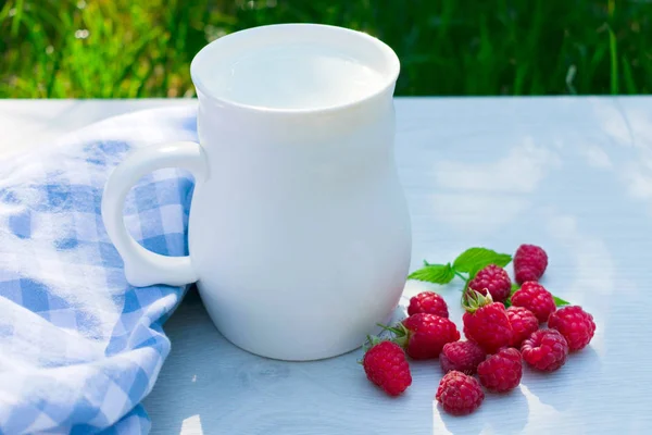 Une Tasse Lait Frais Framboises Sur Fond Naturel Herbe Verte — Photo