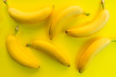 Sarı bir arka plan üzerinde taze sarı muz renkli desen arka plan. Üstte görüntü