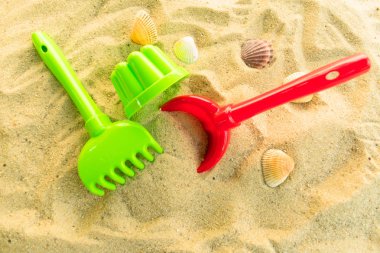 Kum havuzunda veya kumlu plajda yaz oyunları için çok renkli çocuk oyuncakları seti. Çocuklarla yaz tatili kavramı.