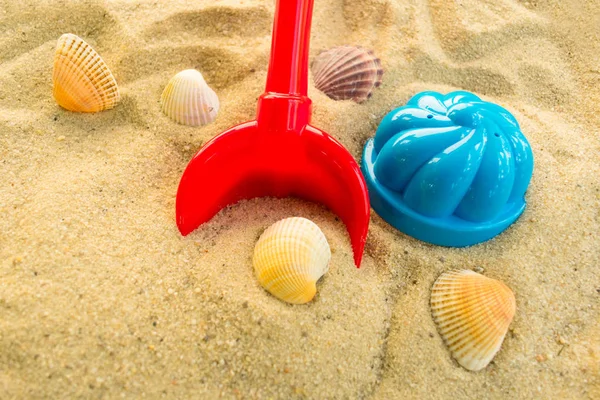 Een Multi Gekleurde Set Kinderspeelgoed Voor Zomerspelen Zandbak Het Zandstrand — Stockfoto