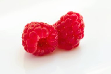 Beyaz bir arka plan üzerinde Olgun ahududu çilek.