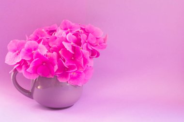 Leylak arka planda küçük bir leylak fincan pembe ortancabir bir buket. Kopyalama alanı.